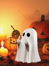 Duszek ze środkowym palcem wśród dyń i świeczek na Halloween